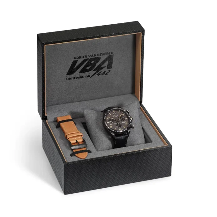 Atlantic Desert Racer VBA 442 collector’s box Atlantic Desert Racer VBA 442 in its racing collector’s box with two leather straps